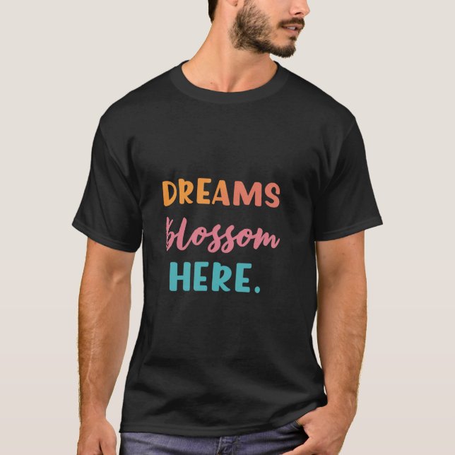 Camiseta Sonhos Florescem Aqui (Frente)