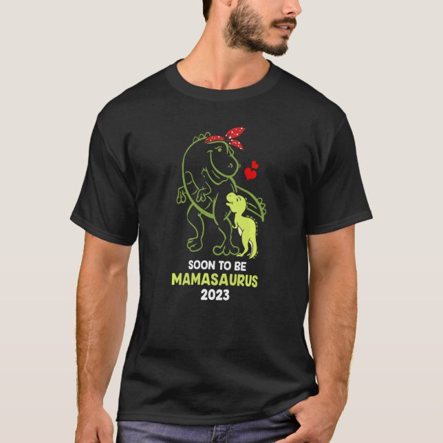 Camiseta Soon to be Mamasaurus 2023 Baby Mommy Mother's Day (Frente)