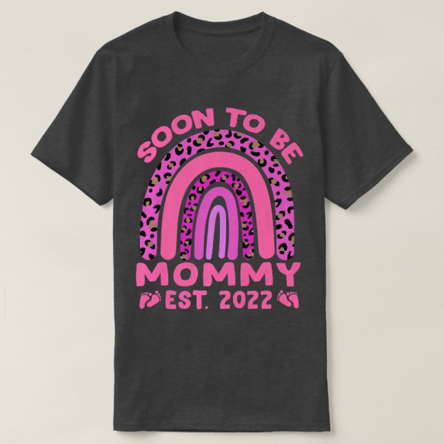 Camiseta Soon To Be Mommy Est 2022 Pregnancy Pink Leopard R (Frente do Design)
