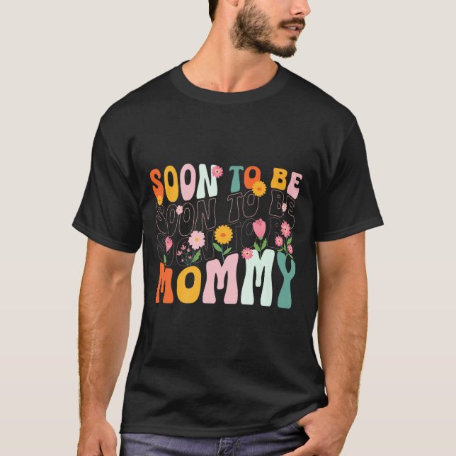 Camiseta Soon To Be Mommy Est 2025 New Mom Pregnancy Announ (Frente)