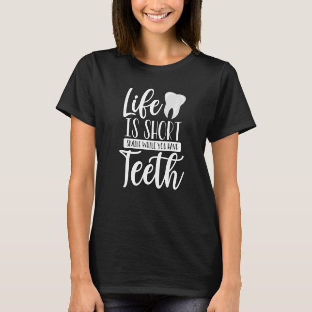 Camiseta Sorria Enquanto Você Tem O Técnico De Laboratório  (Frente)