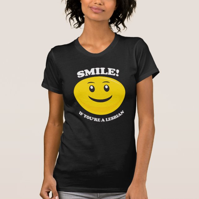 CAMISETA SORRISA SE VOCÊ É LÉSBICA (Frente)