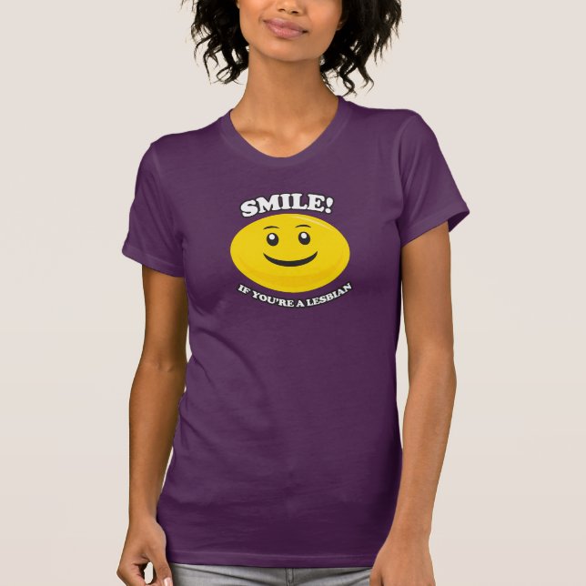 CAMISETA SORRISA SE VOCÊ É LÉSBICA (Frente)