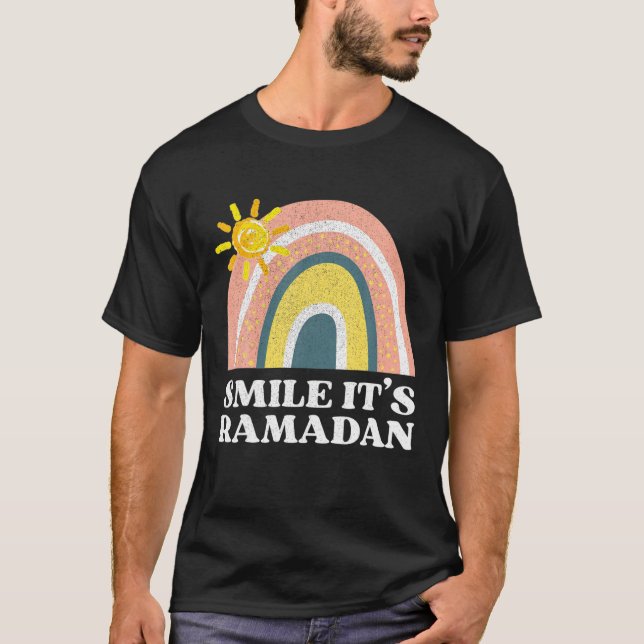 Camiseta Sorriso Arco-íris É o Ramadan Mubarak (Frente)
