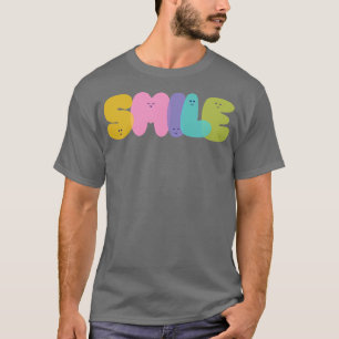 Camiseta sorriso em cores de variação diferentes em caracte