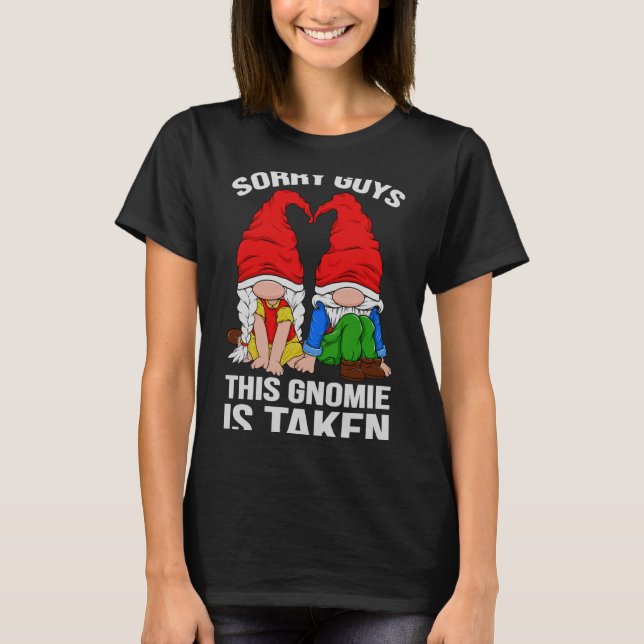 Camiseta Sorry Guys This Gnomie Is Taken Valentines Day Gno (Frente)