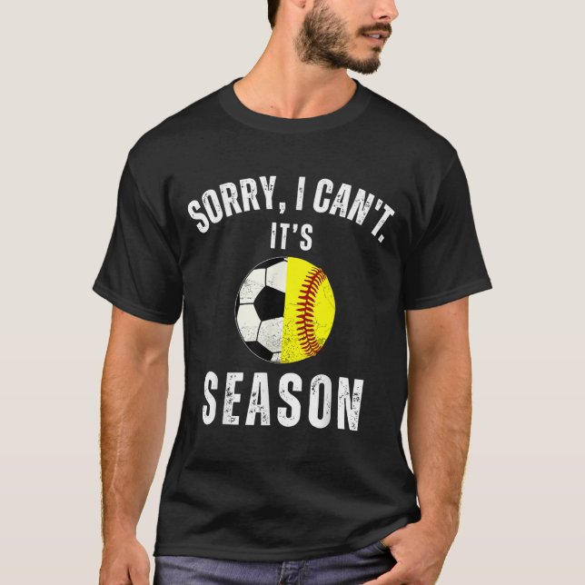 Camiseta Sorry I Can't It's Soccer And Softball Season Mom  (Frente)