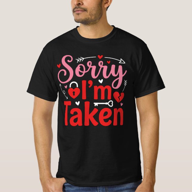 Camiseta Sorry I’m Taken Funny Valentine Relationship Desig (Frente)