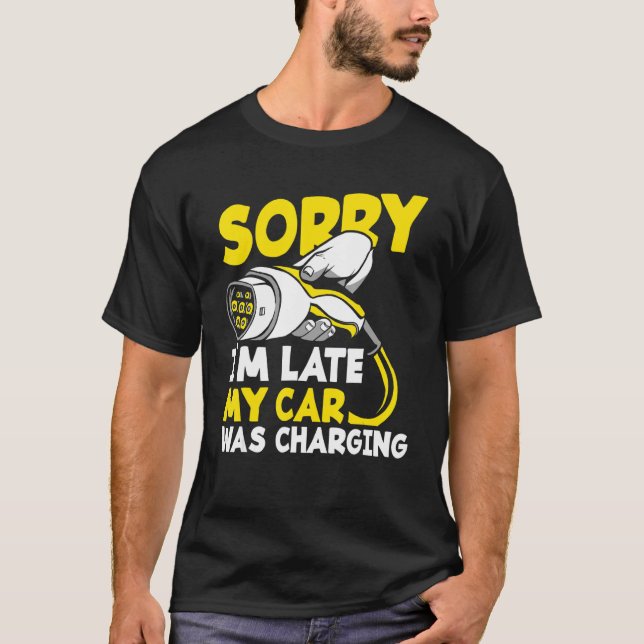 Camiseta Sorry I'm Late My Car Was Charging Funny Ev Electr (Frente)