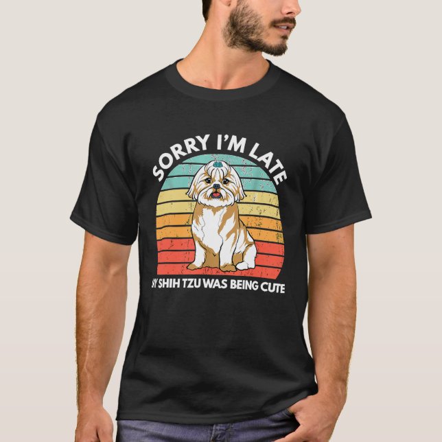 Camiseta Sorry Im Late My Shih Tzu Was Being   Shih Tzu (Frente)