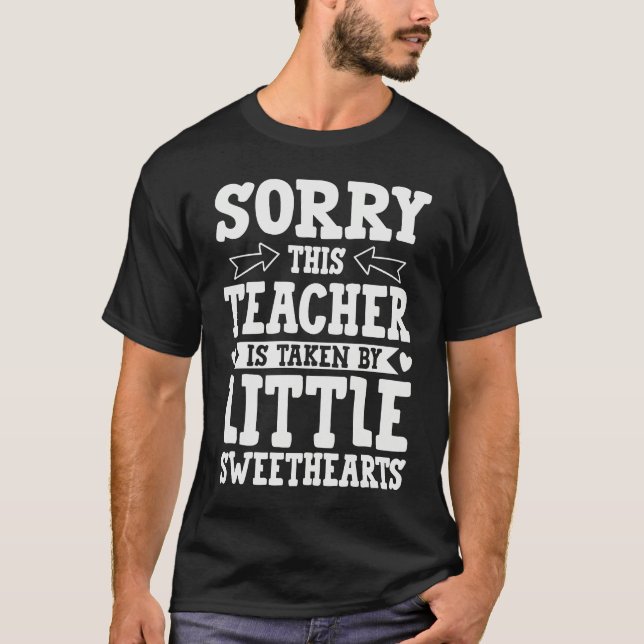 Camiseta Sorry This Teacher Is Taken By Little Sweethearts  (Frente)