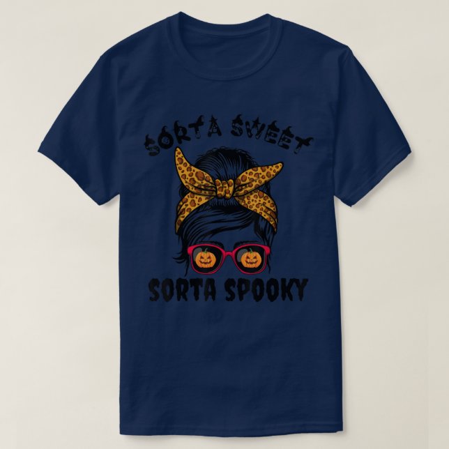 Camiseta Sorta Sweet Sorta Spooky Pumpkin Messy Bun Hallowe (Frente do Design)