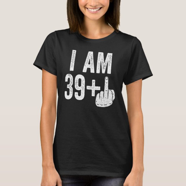Camiseta Sou 39 Mais aniversário de 40 anos De Dedo Médio (Frente)
