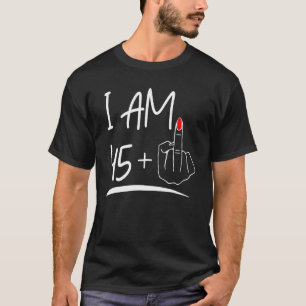 Camiseta Sou 45 + 1 Dedo Médio para um 46º Aniversário de