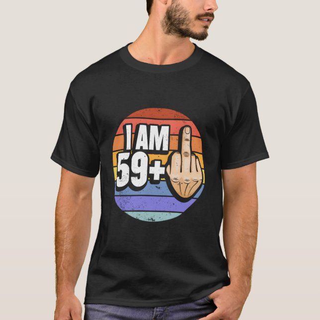 Camiseta Sou 59 Mais 1 Dedo Médio Por 60 (Frente)