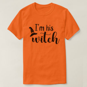 Camiseta Sou a Bruxa Dele Casais de Texto Preto Halloween