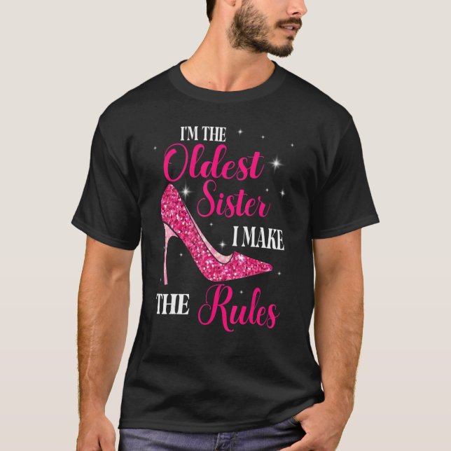 Camiseta Sou a Irmã Mais Velha Que Faço As Regras Feliz Por (Frente)