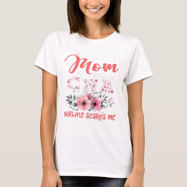 Camiseta Sou a mãe e a enfermeira da CNA. Nada me assusta. (Frente)