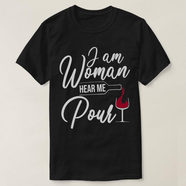 Camiseta Sou A Mulher Que Me Ouve Pôr Bebidas Engraçadas De (Frente do Design)
