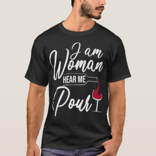 Camiseta Sou A Mulher Que Me Ouve Pôr Bebidas Engraçadas De