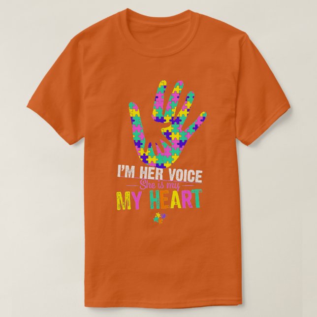 Camiseta Sou a voz dela. Ela é minha agitação cardíaca mãe  (Frente do Design)