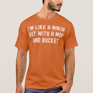 Camiseta Sou como um ninja, mas com um esfregão e balde