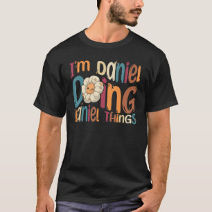Camiseta Sou Daniel Doing Daniel Things Groovy Retro Daniel