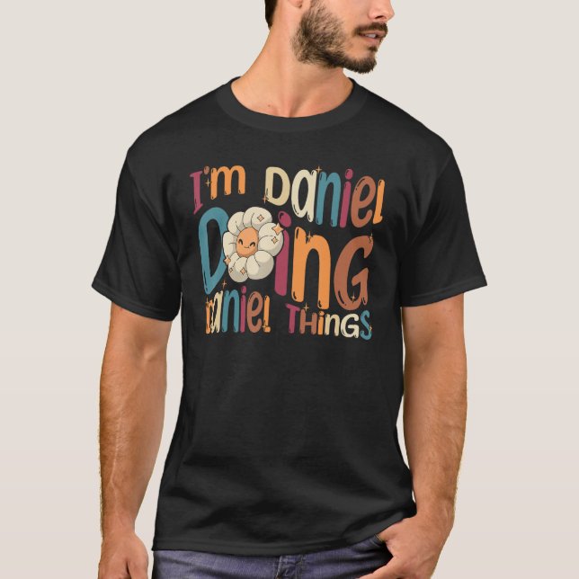 Camiseta Sou Daniel Doing Daniel Things Groovy Retro Daniel (Frente)