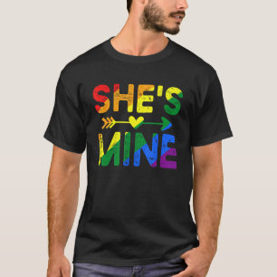 Camiseta Sou dela. Ela é minha amiga LGBT Orgulho Lésbica C