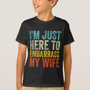Camiseta Sou Engraçado Aqui Envergonho a Esposa Dizendo Mar
