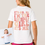 Camiseta Sou eu, sou a garota de aniversário, sou eu person<br><div class="desc">Celebre o dia especial da aniversariante com o "Sou eu, Olá! Eu sou a garota de aniversário" T-Shirt personalizada - uma escolha encantadora e moderna para crianças que amam bonito estilos de pêssego cor-de-rosa! A camisa das crianças não é apenas uma roupa; é uma matéria que faz da aniversariante a...</div>