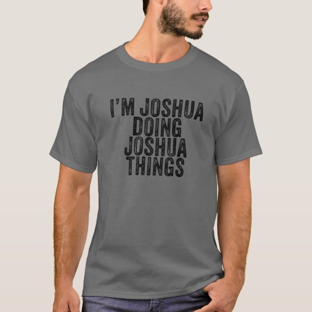 Camiseta Sou Joshua fazendo Joshua coisas engraçadas Joshua (Frente)