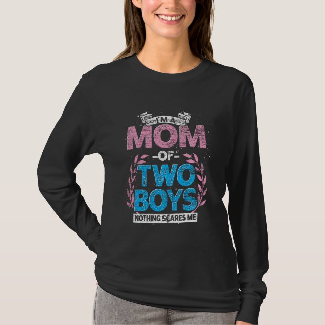 Camiseta Sou Mãe De Dois Rapazes, Nada Me Assusta Com Mamãe (Frente)