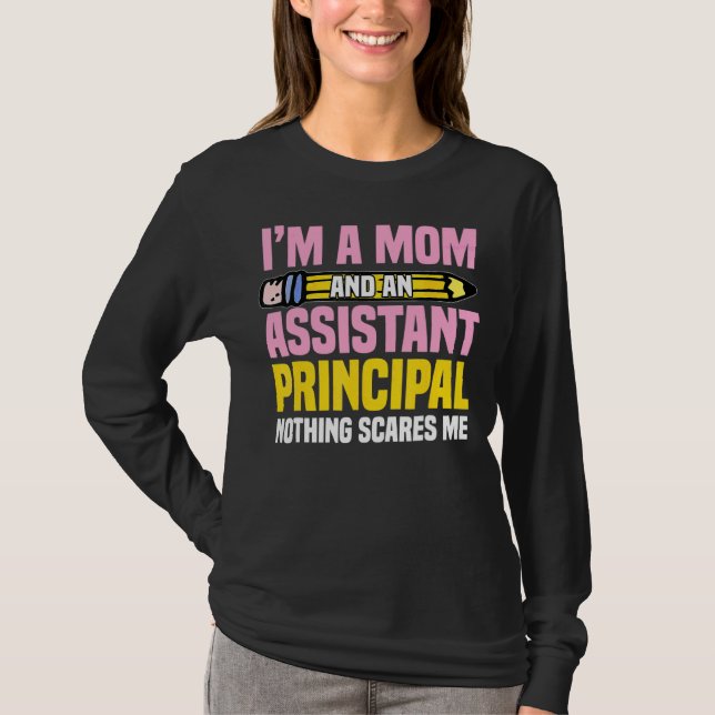 Camiseta Sou Mãe e Assistente Diretor Nada Assustador (Frente)