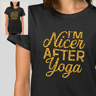 Camiseta Sou mais agradável depois de Yoga Dourado em preto