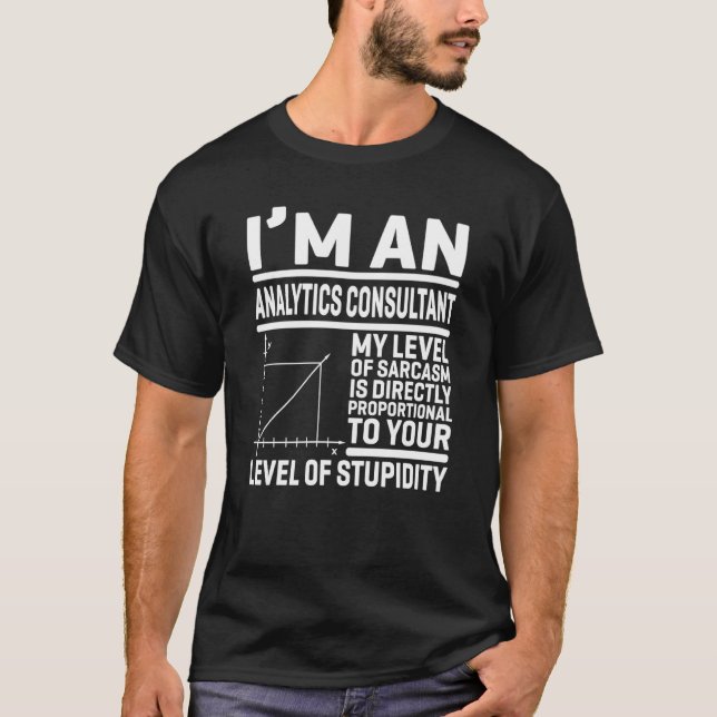 Camiseta Sou um consultor de análise. Meu nível de sarcasmo (Frente)
