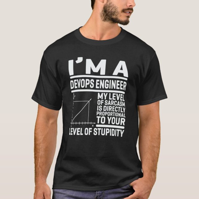 Camiseta Sou um Engenheiro DevOps Meu Nível De Sarcasmo É D (Frente)