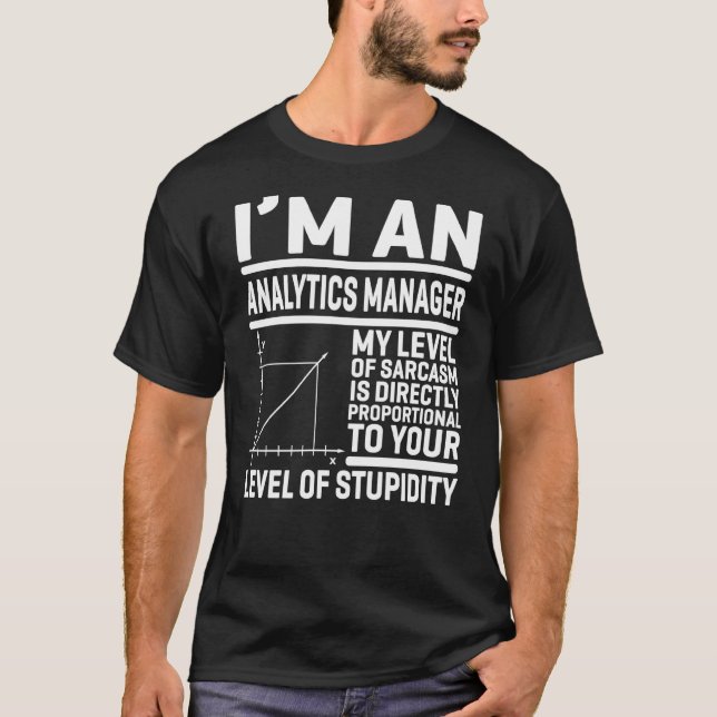 Camiseta Sou um Gerente de Análise Meu Nível de Sarcasmo é  (Frente)