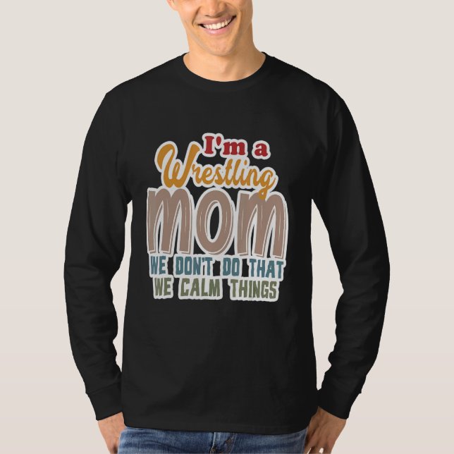 Camiseta Sou uma mãe Luta Não fazemos isso tranquilo 1 (Frente)