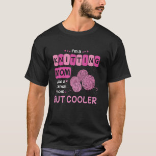 Camiseta Sou Uma Mãe Que Tricota Como Uma Mãe Normal Mas Ma