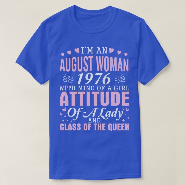 Camiseta Sou Uma Mulher De Agosto De 1976 Com Mente De Uma  (Frente do Design)