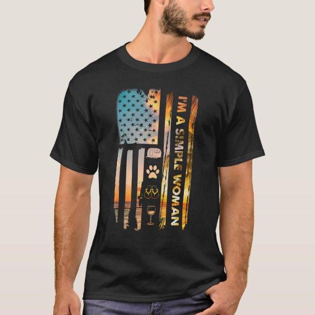 Camiseta Sou uma mulher simples acampando Chinelos de vinho (Frente)