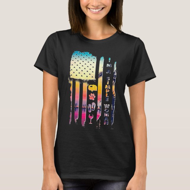 Camiseta Sou Uma Mulher Simples Acampando Sacudir De Vinho (Frente)