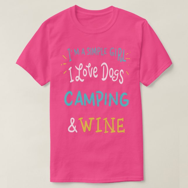 Camiseta Sou uma mulher simples, adoro cães acampados e vin (Frente do Design)