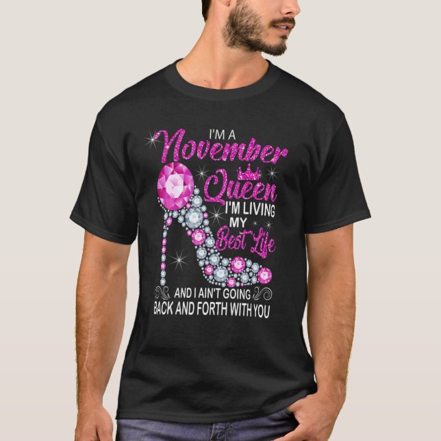 Camiseta Sou uma Rainha de novembro. Estou vivendo meu melh (Frente)