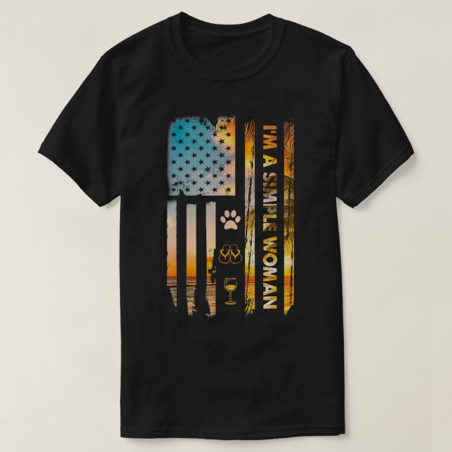 Camiseta Sou Uma Simples Mulher Acampando Chinelos De Vinho (Frente do Design)
