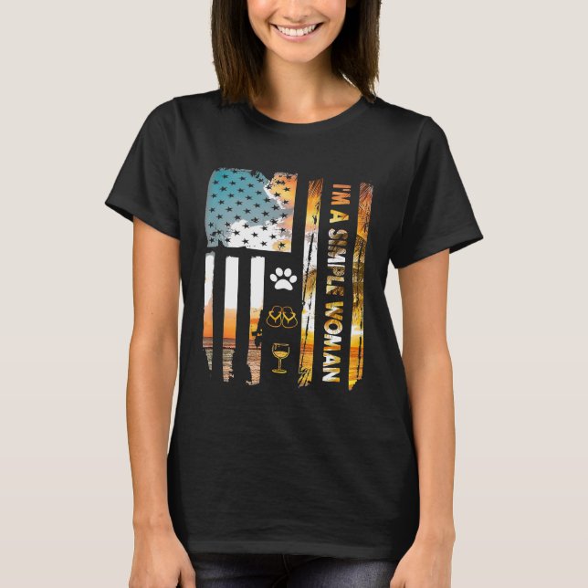 Camiseta Sou Uma Simples Mulher Acampando Chinelos De Vinho (Frente)