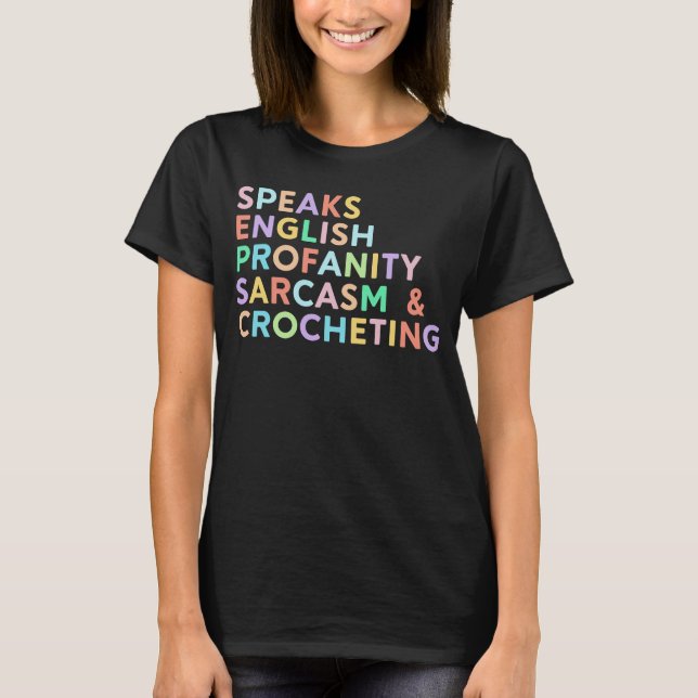 Camiseta Speaks English Profanity Sarcasm  Women Crocheting (Frente)