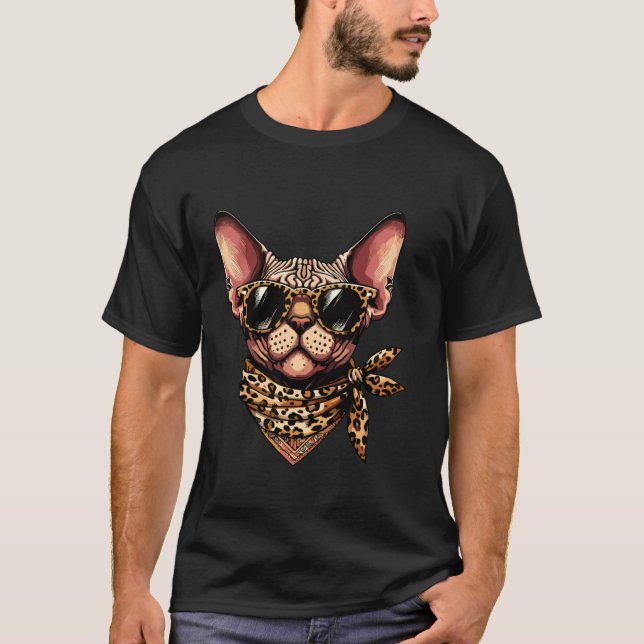 Camiseta Sphynx Usando Cachecol de Leopardo Animal Usando Ó (Frente)