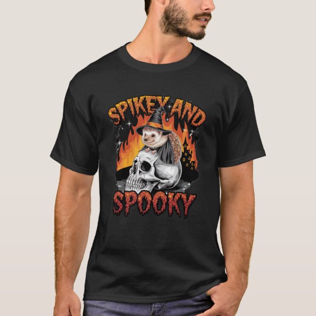 Camiseta Spikey e Spooky" Bruxa Hedgehog Halloween (Frente)